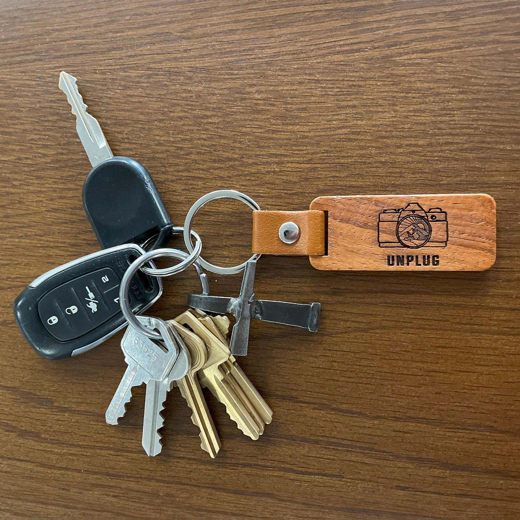 Camera Mountain Lens Wooden Keychain – Life Unplugged